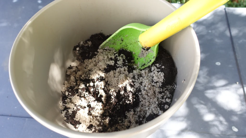 Erde aufbereiten und Sand untermischen